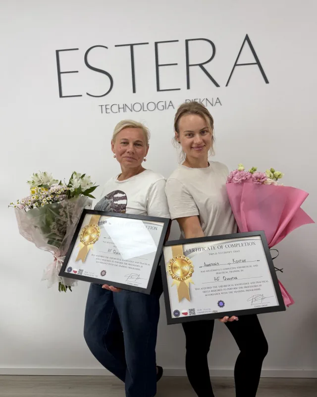Absolwentka szkolenia z kosmetologii aparaturowej z certyfikatem ukończenia — OG Academy